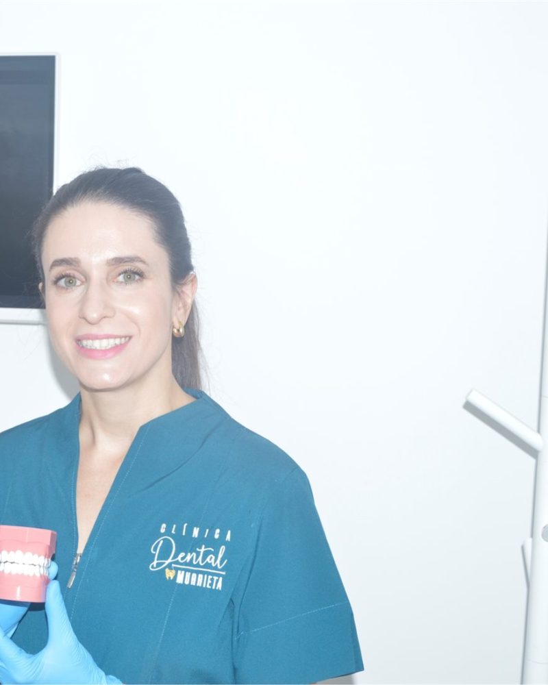 Dra. Patricia Galilea con un modelo dental