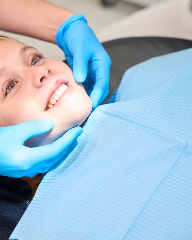 Niña en el sillón dental en odontopediatría en Logroño