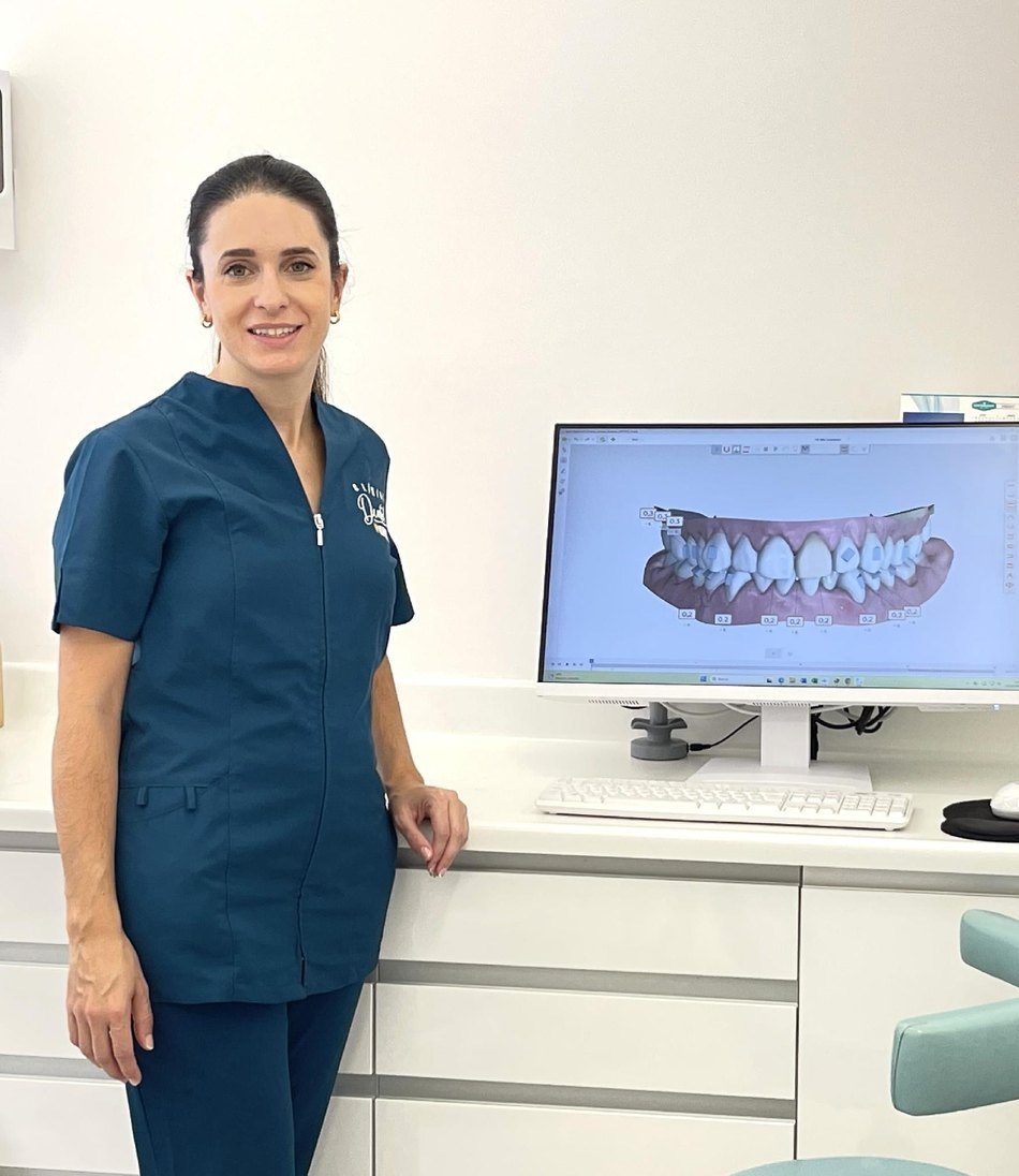 Patricia Murrieta junto al escáner intraoral con un diseño digital de la sonrisa